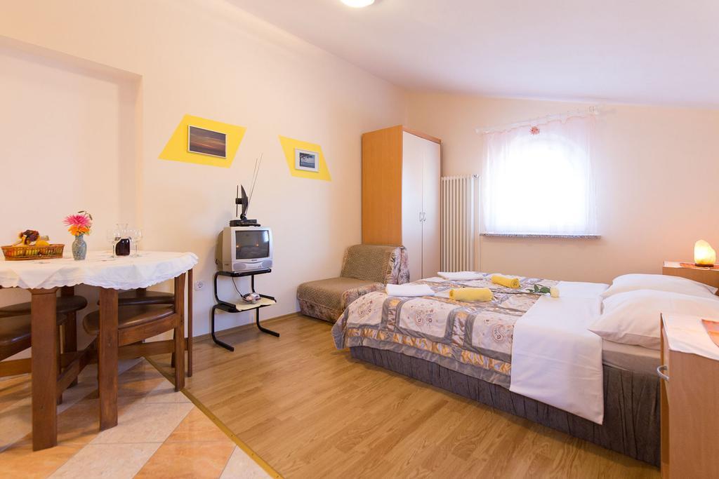 Apartments Juras Brzac Bagian luar foto